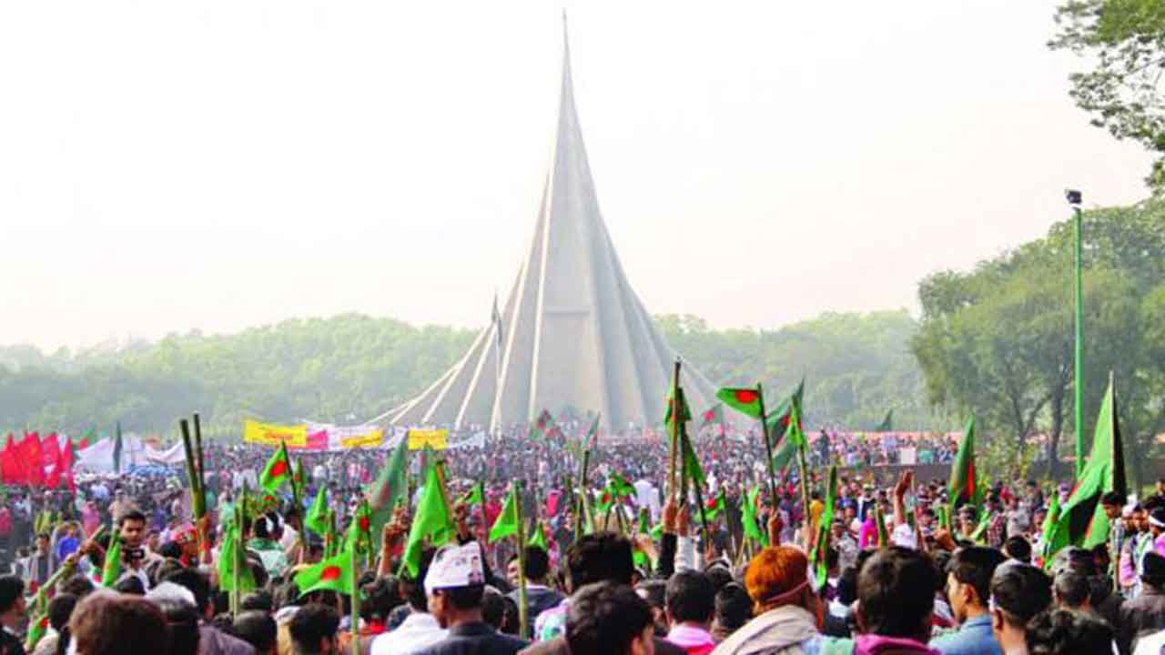 জাতীয় স্মৃতিসৌধে মানুষের ঢল