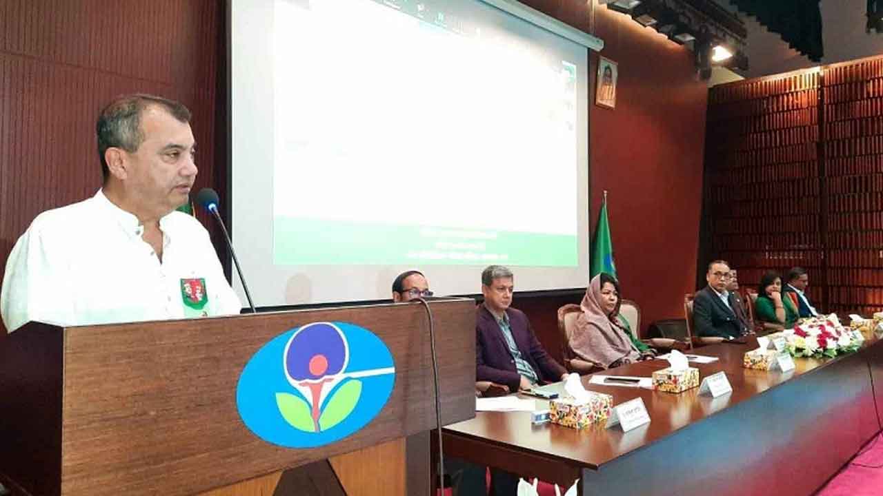 বক্তব্য রাখছেন পরিবেশমন্ত্রী সাবের হোসেন চৌধুরী