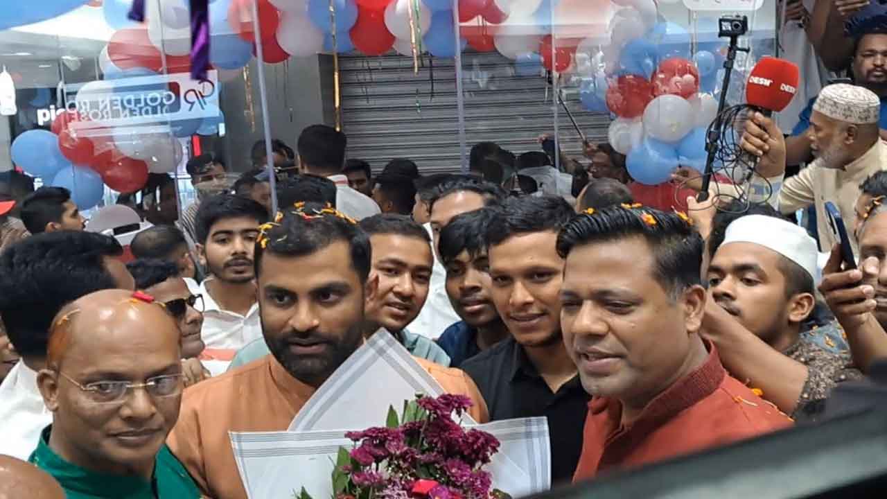 এবার শো-রুম উদ্বোধন করলেন তামিম ইকবাল-সাইফ উদ্দিন