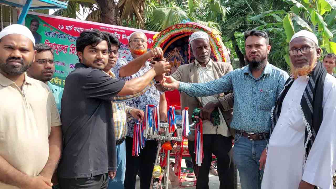শরীয়তপুরে বিনামূল্যে রিকশা-ভ্যান পেলেন ৩ জন। ছবি: দেশ টিভি