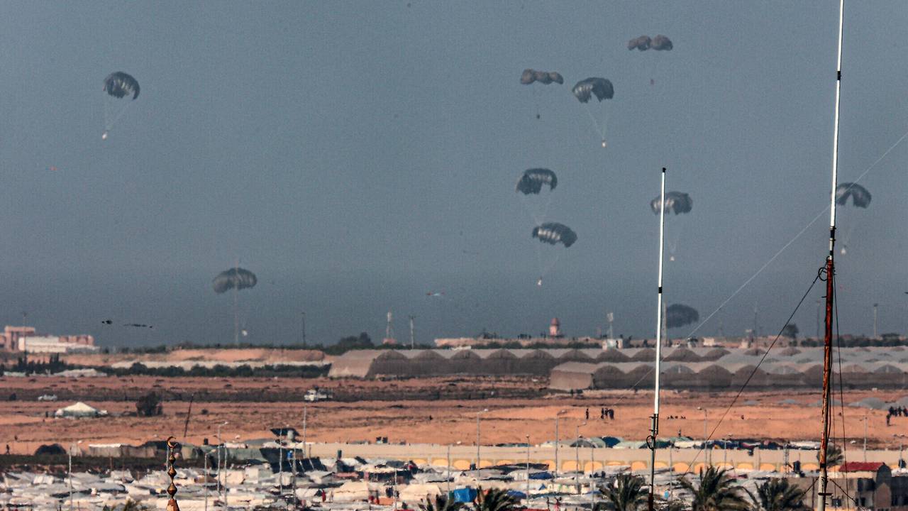 গাজায় প্লেন ত্রাণ ফেলা হচ্ছে / ছবি: সংগৃহীত