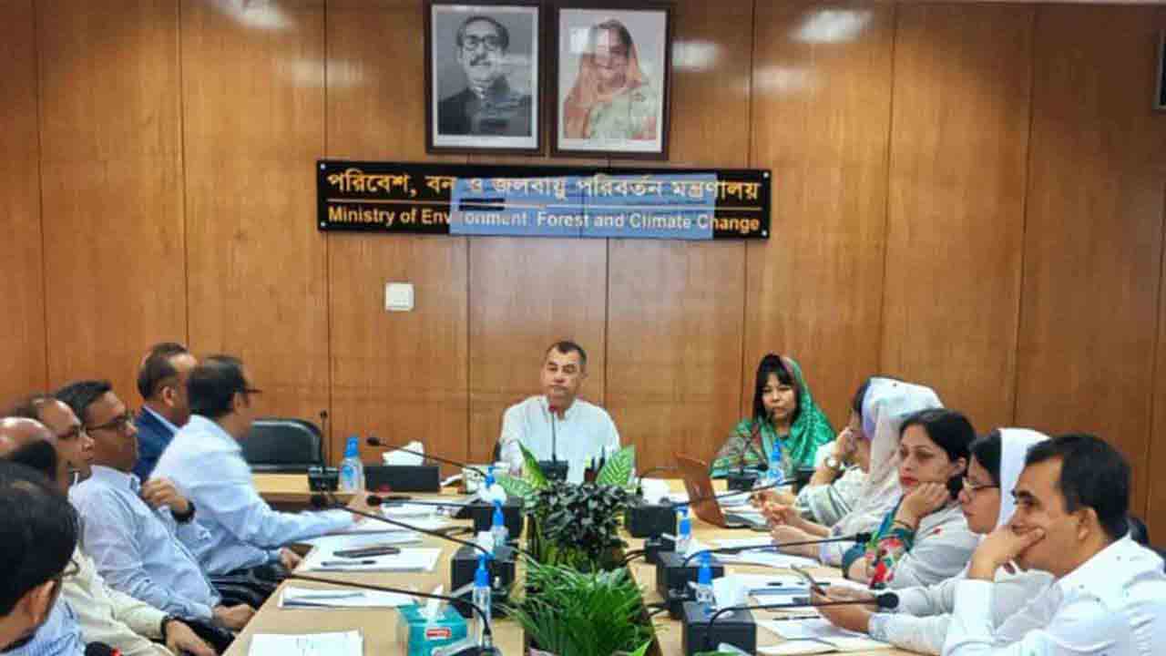 পর্যালোচনা সভায় পরিবেশ, বন ও জলবায়ু পরিবর্তনবিষয়ক মন্ত্রী সাবের হোসেন চৌধুরী। ছবি: সংগৃহীত