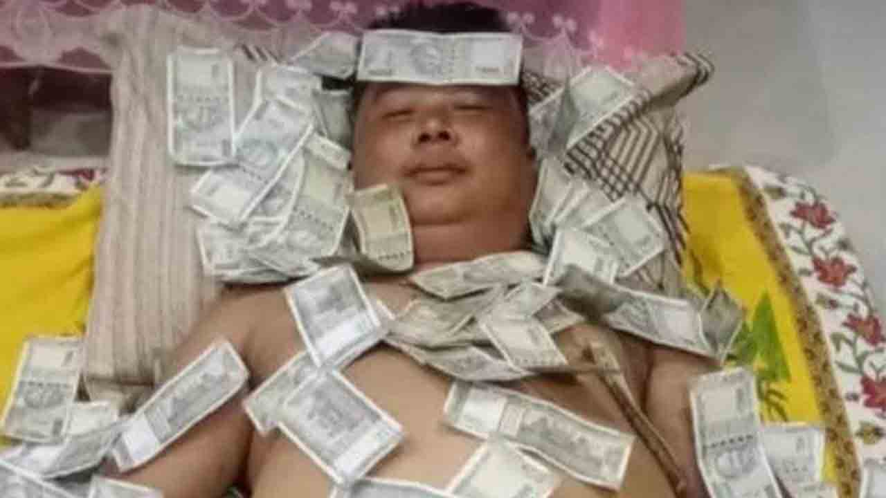 টাকার বিছানায় শুয়ে আছেন রাজনীতিবিদ, ছবি ভাইরাল