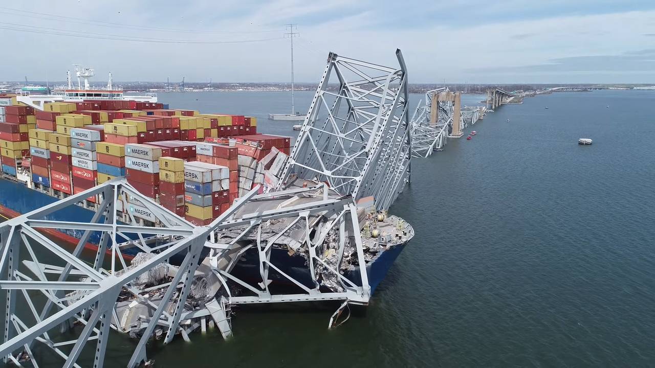 যুক্তরাষ্ট্রের ফ্রান্সিস স্কট কি সেতুতে কার্গো জাহাজের ধাক্কায় আংশিক ভেঙে / ছবি: আলজাজিরা