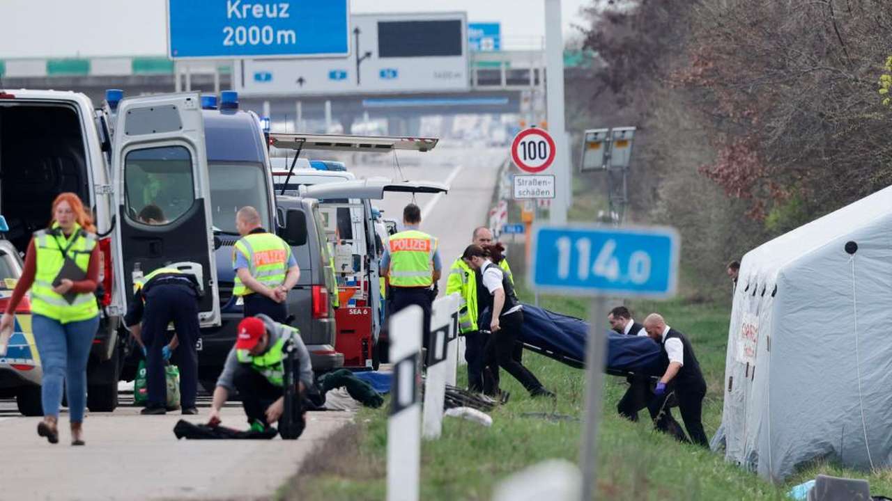 লাইপজিগের কাছে এ৯ মোটরওয়েতে বাস উল্টে বহু হতাহত / ছবি: দি সান.মাই