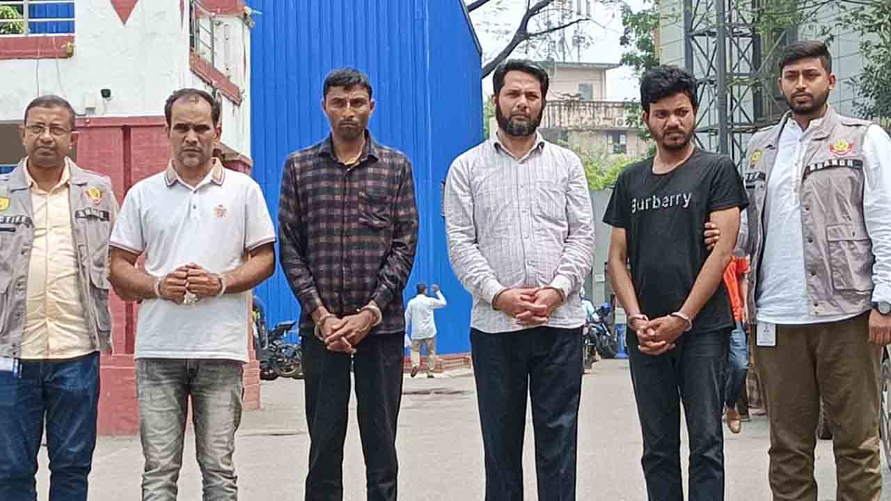 ভুয়া নিয়োগপত্র-আইডি কার্ড দিয়ে কোটি টাকা আত্মসাৎ। ছবি: সংগৃহীত