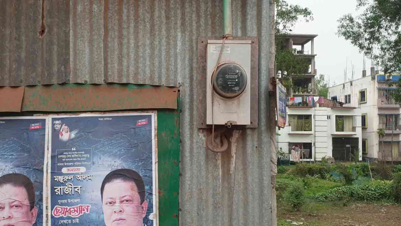 বৈদ্যুতিক মিটার ফেরত পেতে চিরকুটে বিকাশ নাম্বার (ছবি-দেশ টিভি)