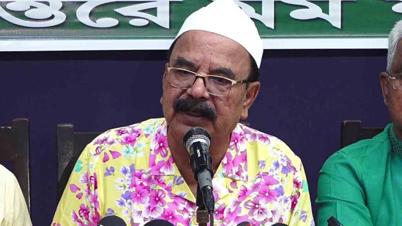 বক্তব্য রাখছেন গয়েশ্বর চন্দ্র রায়। ছবি: দেশ টিভি