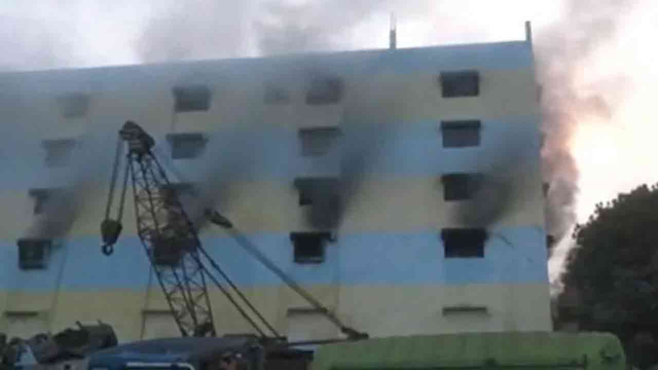চট্টগ্রামে জুতার কারখানায় ভয়াবহ আগুন, নিয়ন্ত্রণে ১২ ইউনিট