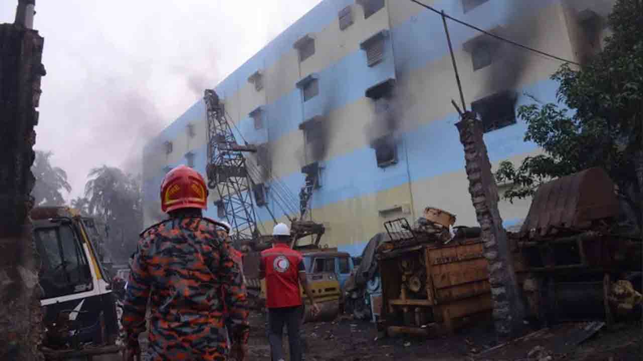 চট্টগ্রামে জুতার কারখানার আগুন দেড় ঘণ্টার চেষ্টায় নিয়ন্ত্রণে