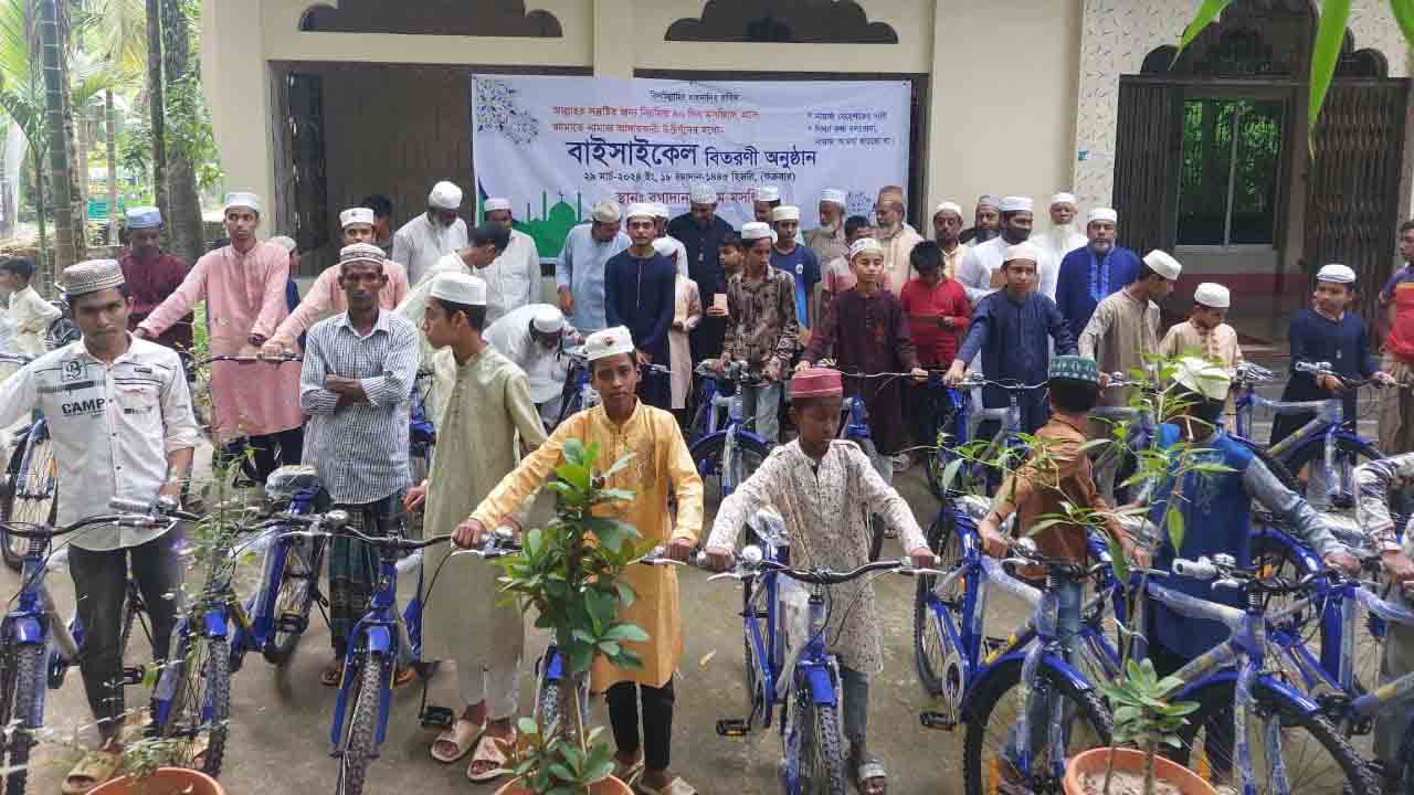 জামাতে নামাজ পড়ে সাইকেল পুরস্কার পেল ২২ কিশোর। ছবি: সংগৃহীত