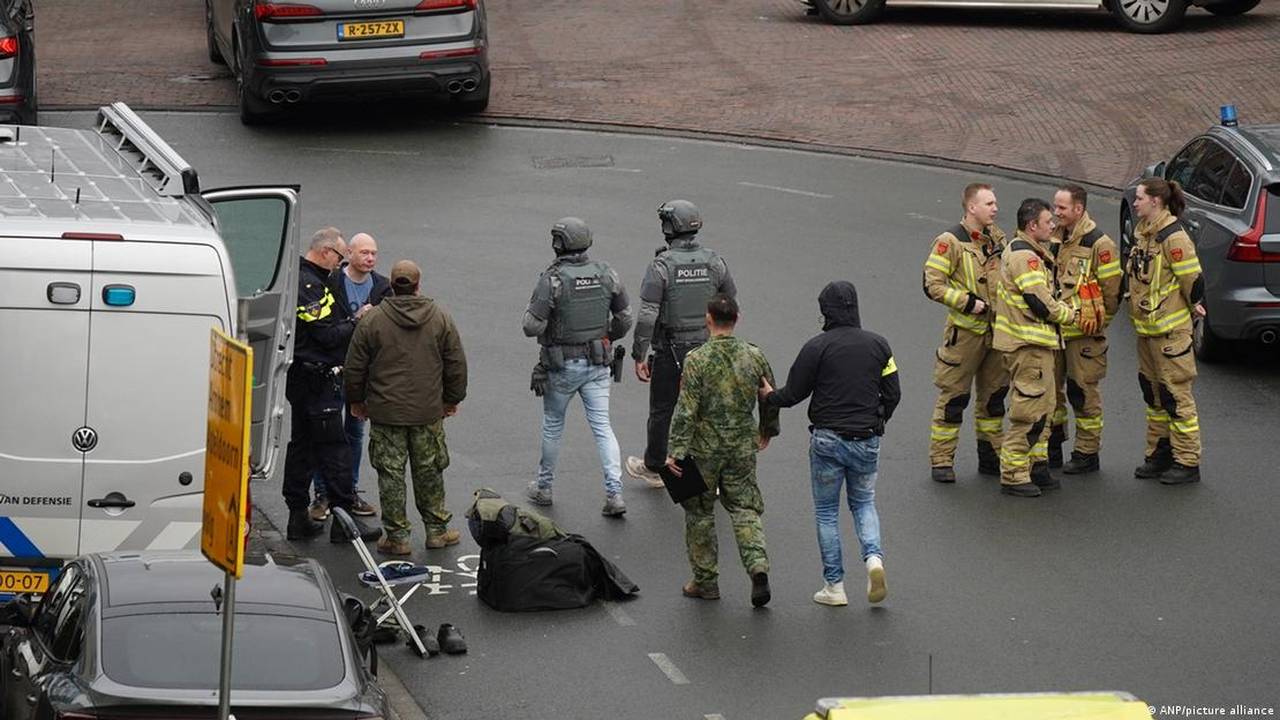 শনিবার সকালে নেদারল্যান্ডস পুলিশ ফোর্স ক্যাফেটিতে অবস্থান নেয় / ছবি: ডয়েসভেলে