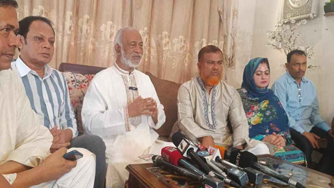 সাংবাদিকদের সঙ্গে কথা বলছেন বিএনপির স্থায়ী কমিটির সদস্য ড. আব্দুল মঈন খান