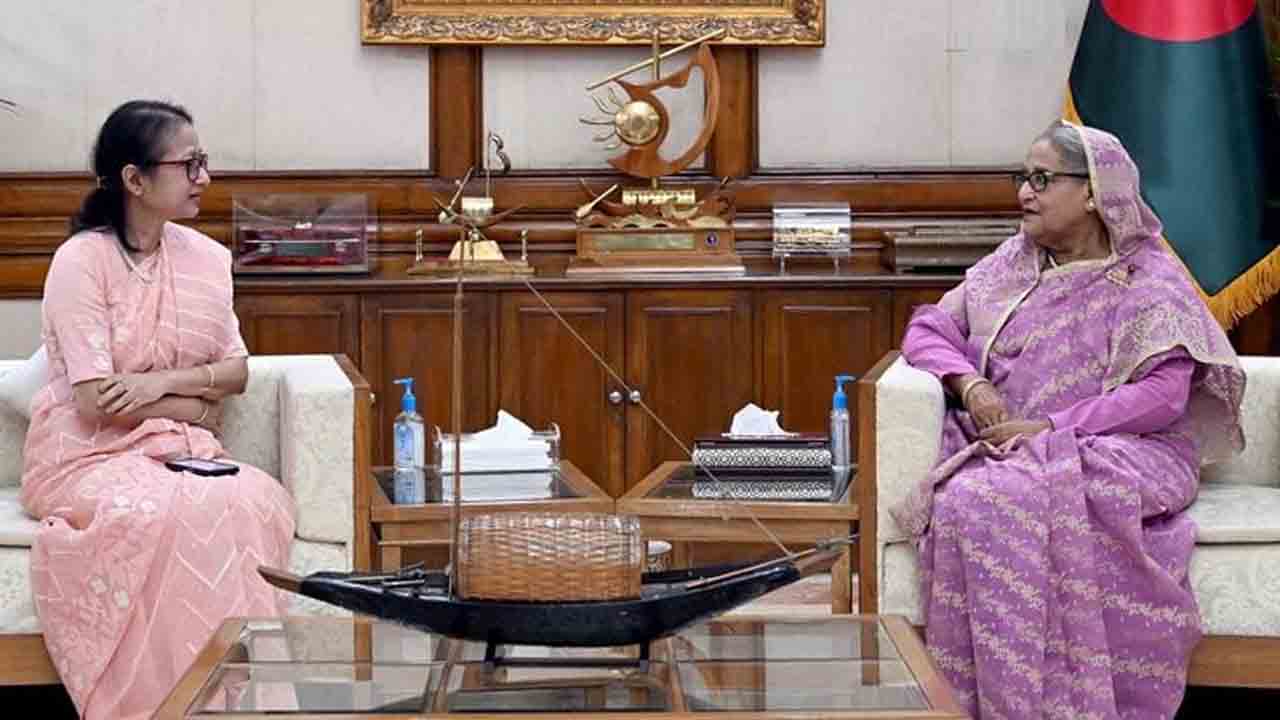 এডিবির ভাইস প্রেসিডেন্ট ফাতিমা ইয়াসমিন গণভবনে প্রধানমন্ত্রী শেখ হাসিনার সঙ্গে সাক্ষাৎ করেন। ছবি: সংগৃহীত