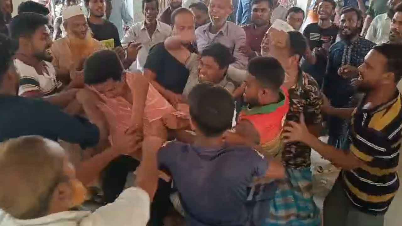 ন্যায্যমূল্যে পণ্য বিক্রিতে অনিয়ম, আ.লীগ নেতাকে গণধোলাই