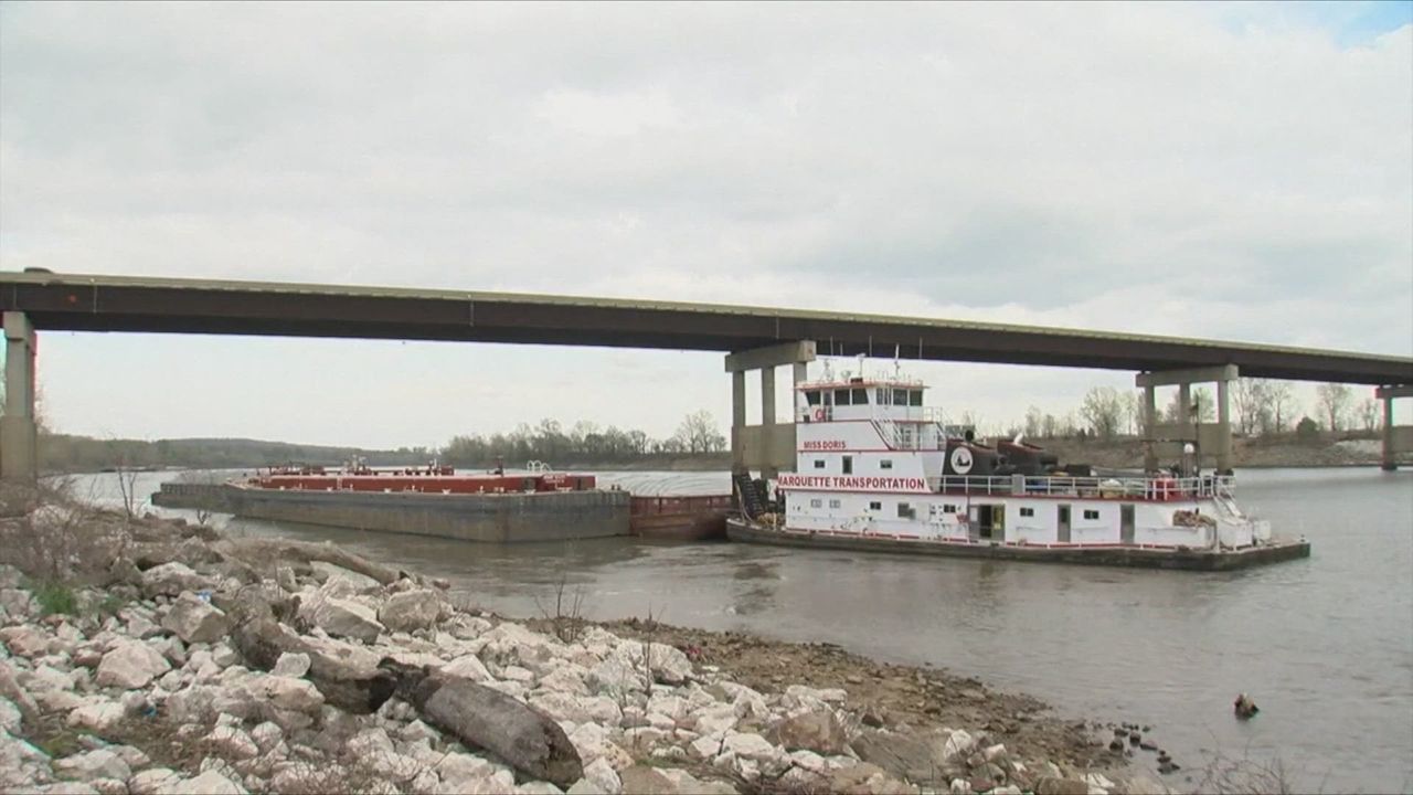 ওকলাহোমা রাজ্যে আরকানসাস নদীর উপর একটি সেতুতে বার্জ আঘাত করে / ছবি: এপিনিউজ