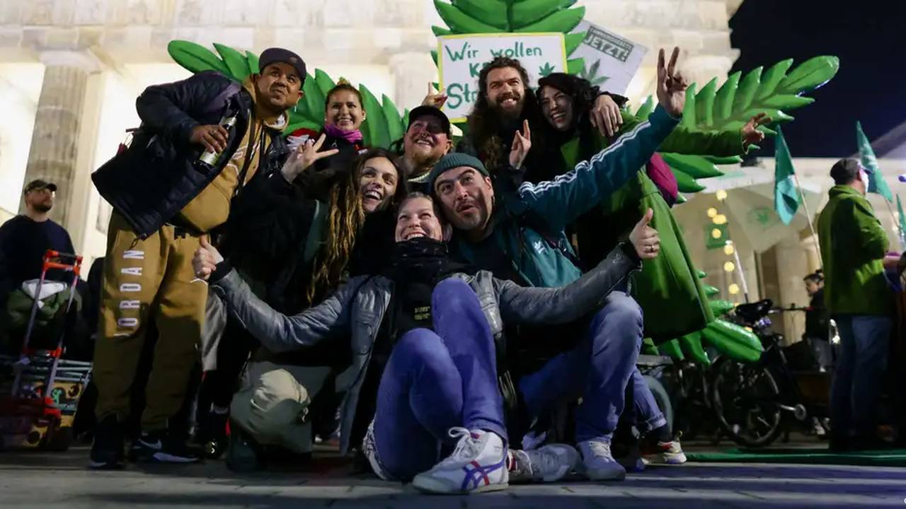 বার্লিনের ব্র্যান্ডেনবার্গ গেটে জড়ো হয়েছিল কয়েকশ মানুষ আইনটি উদযাপন করে / ছবি: ক্রিশ্চিয়ান ম্যাং/রয়টার্স