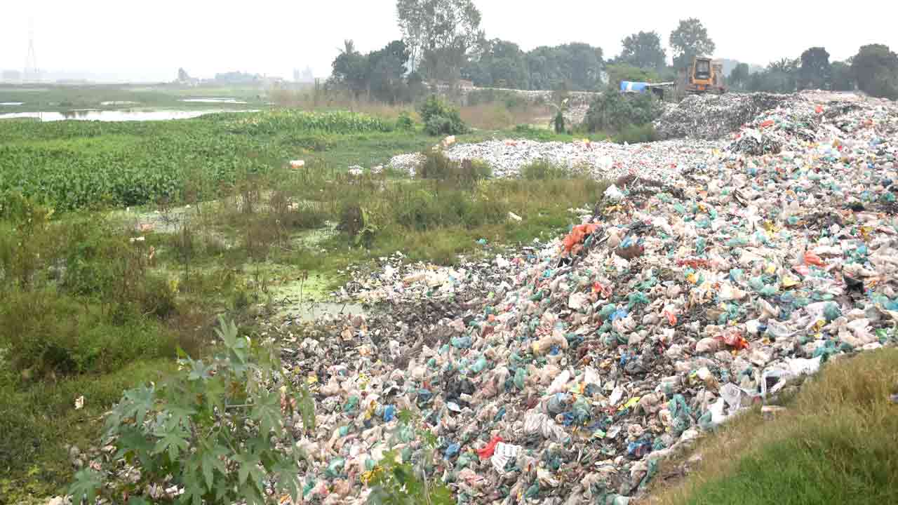 মহাসড়কের পাশে ময়লার ভাগাড় (ছবি-দেশ টিভি)