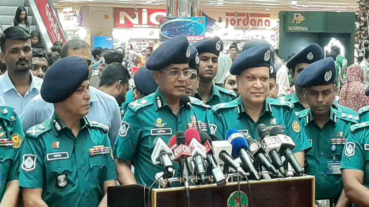 কথা বলছেন ডিএমপি কমিশনার হাবিবুর রহমান। ছবি: সংগৃহীত