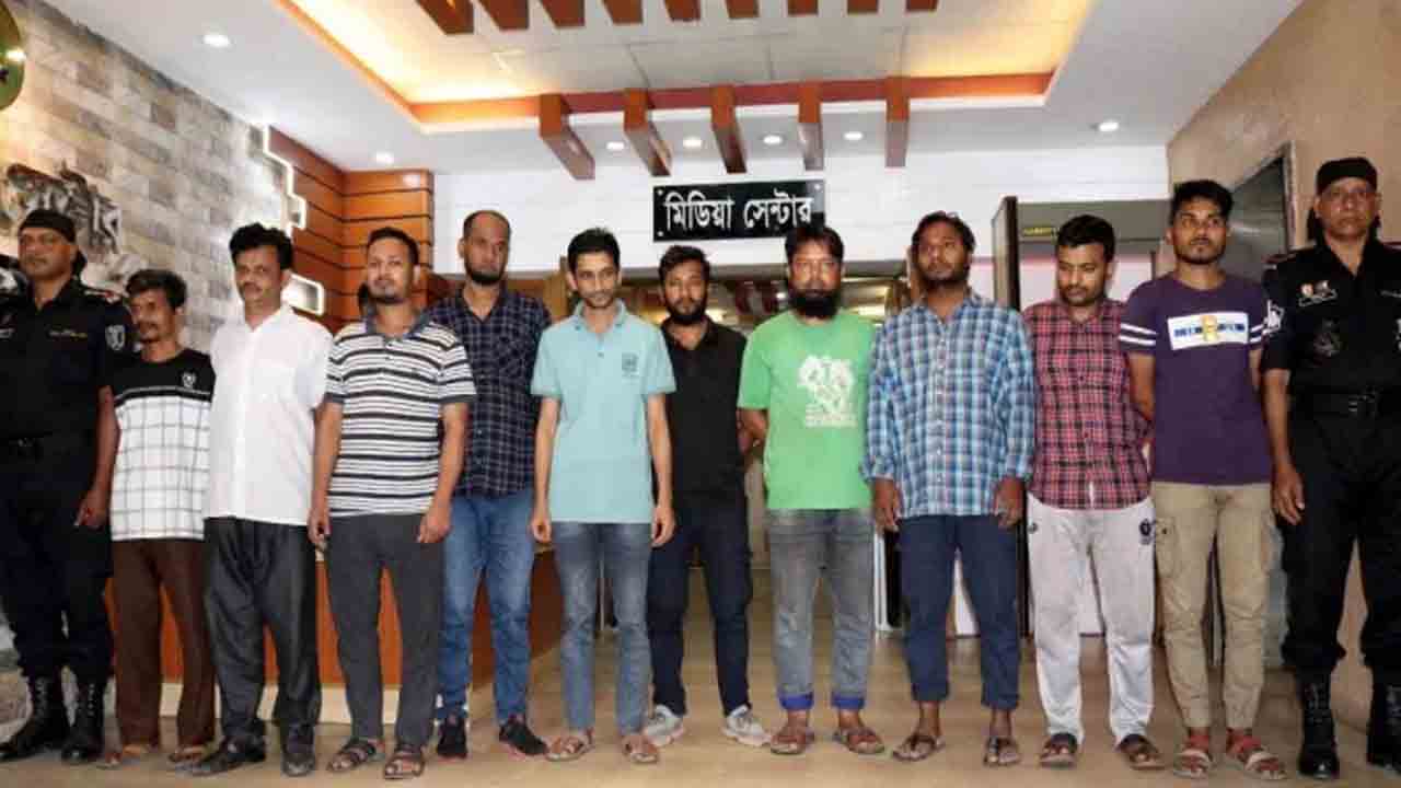 আটক মোবাইল ফোন চোর চক্রের সদস্যরা। ছবি: সংগৃহীত