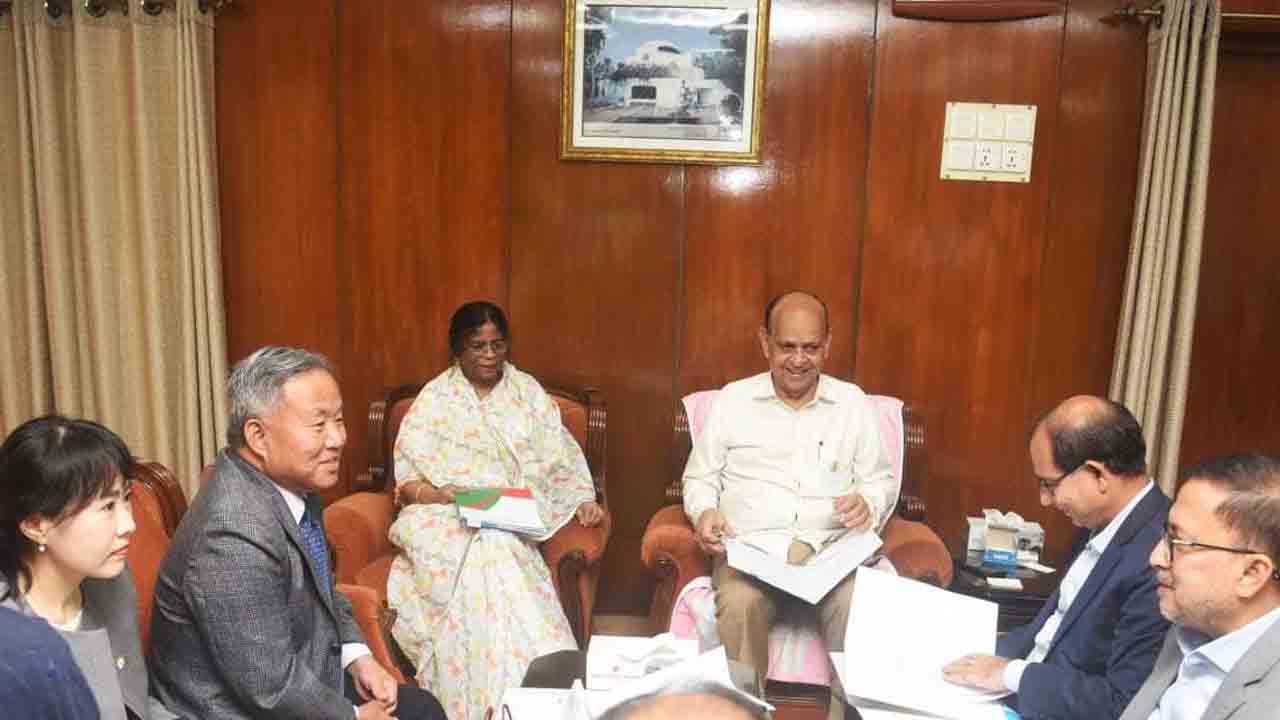 কোরিয়ার রাষ্ট্রদূত পার্ক ইয়ং-সিক-এর সঙ্গে সৌজন্য সাক্ষাৎকালে স্বাস্থ্যমন্ত্রী ডা. সামন্ত লাল সেন। ছবি: সংগৃহীত