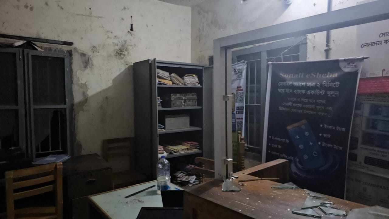 বান্দরবানে সোনালী ব্যাংকে লুট, ম্যানেজার অপহরণ। ছবি: সংগৃহীত