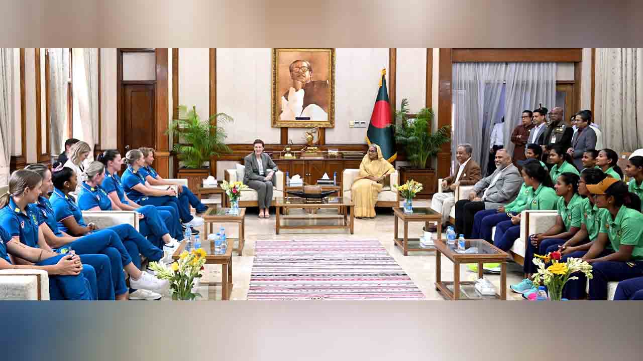 প্রধানমন্ত্রীর সঙ্গে বাংলাদেশ-অস্ট্রেলিয়ার নারী ক্রিকেটারদের সাক্ষাৎ 