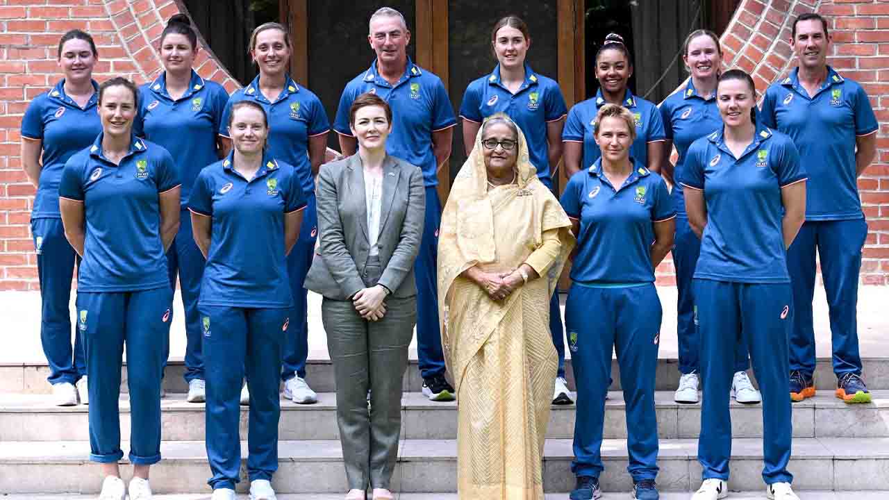 প্রধানমন্ত্রীর সঙ্গে অস্ট্রেলিয়া নারী দলের ক্রিকেটাররা। ছবি: সংগৃহীত