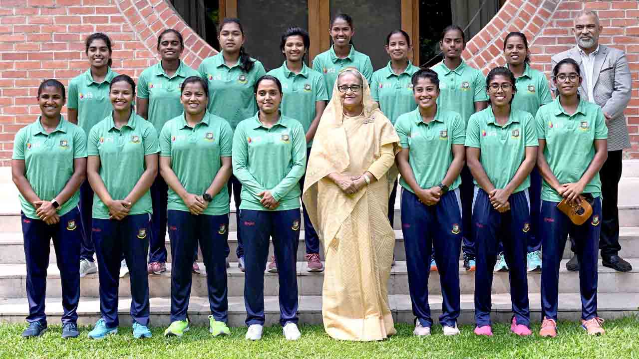 প্রধানমন্ত্রীর সঙ্গে বাংলাদেশ নারী দলের ক্রিকেটাররা। ছবি: সংগৃহীত