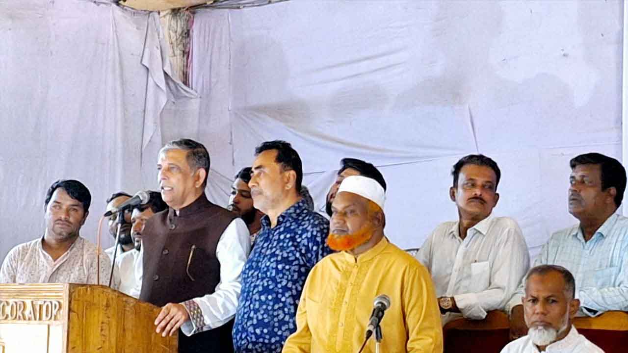 বক্তব্য রাখছেন আ ফ ম বাহাউদ্দিন নাছিম এমপি