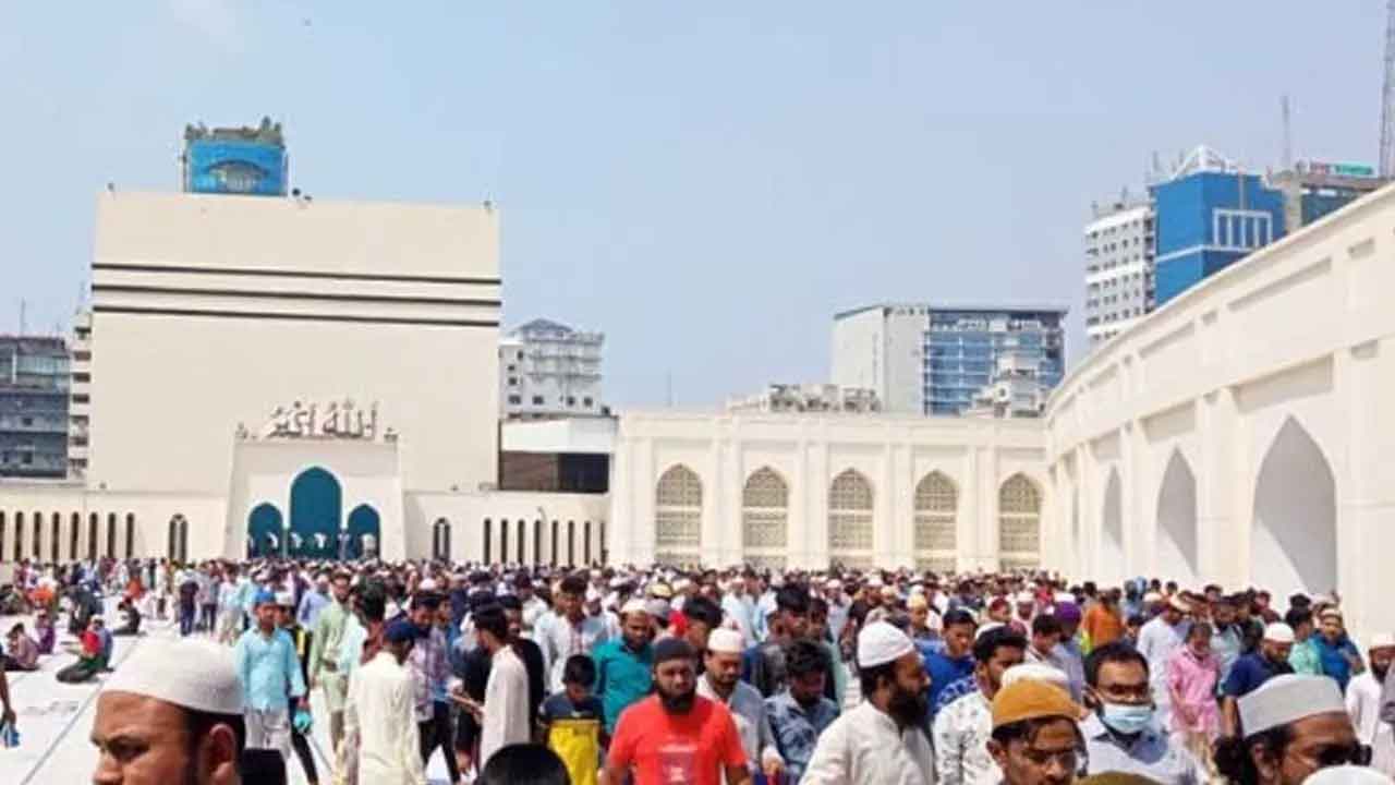 জাতীয় মসজিদ বায়তুল মোকাররমে মুসল্লিদের ঢল। ছবি : সংগৃহীত
