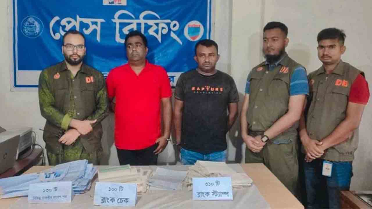 পুলিশে চাকরি দেওয়ার নামে প্রতারণা, গ্রেপ্তার ২। ছবি: দেশ টিভি