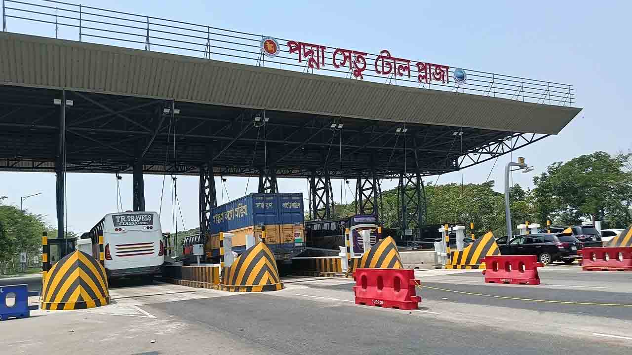 পদ্মা সেতুতে দক্ষিণ-পশ্চিমবঙ্গগামীদের যানজটহীন স্বস্তির ঈদযাত্রা। ছবি: দেশ টিভি
