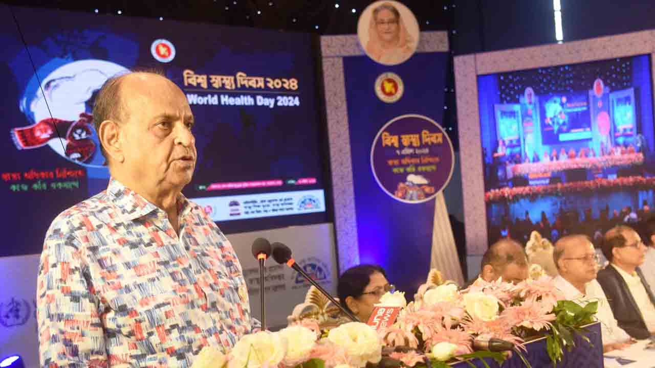 বক্তব্য রাখছেন স্বাস্থ্যমন্ত্রী ডা. সামন্ত লাল সেন। ছবি: সংগৃহীত