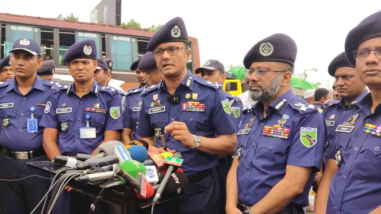 কথা বলছেন হাইওয়ে পুলিশের অতিরিক্ত আইজি মো. শাহাবুদ্দিন খান। ছবি: দেশ টিভি