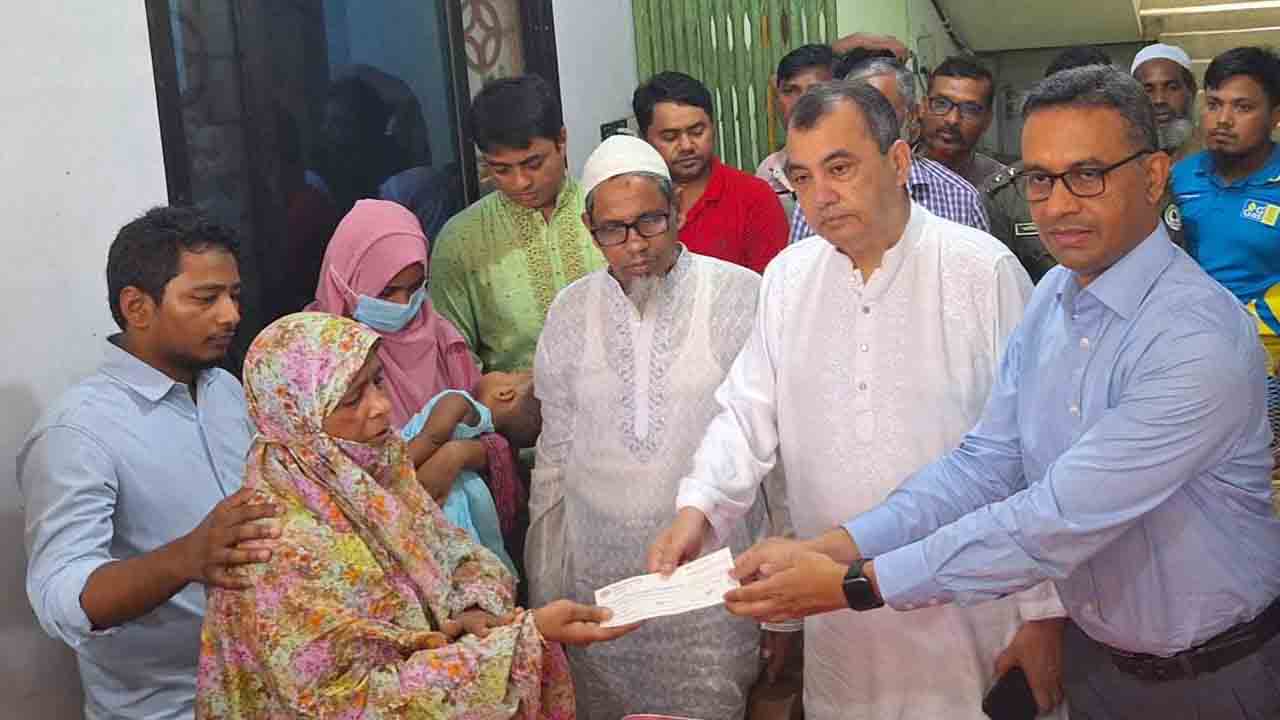 নিহত বন কর্মকর্তার পরিবারের নিকট চেক তুলে দেন পরিবেশমন্ত্রী সাবের হোসেন চৌধুরী। ছবি: সংগৃহীত