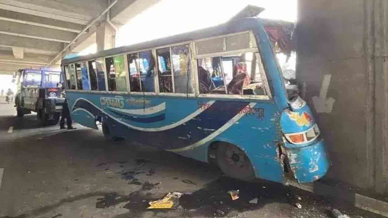 মেট্রোরেলের পিলারে সেফটি বাসের ধাক্কা। ছবি: সংগৃহীত