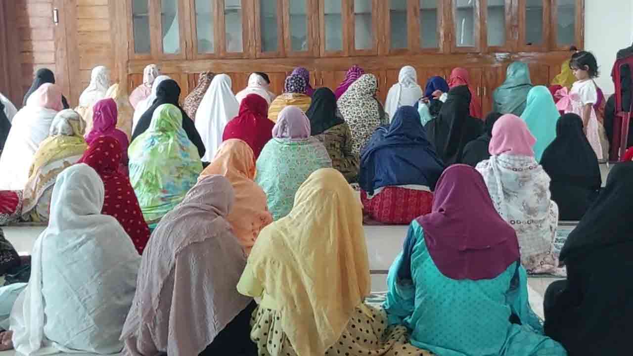 জামাতে ঈদের নামাজ আদায় করলেন নারীরা (ছবি-দেশ টিভি)