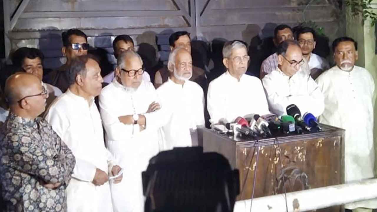 সাংবাদিকদের সঙ্গে কথা বলছেন বিএনপি মহাসচিব মির্জা ফখরুল ইসলাম আলমগীর