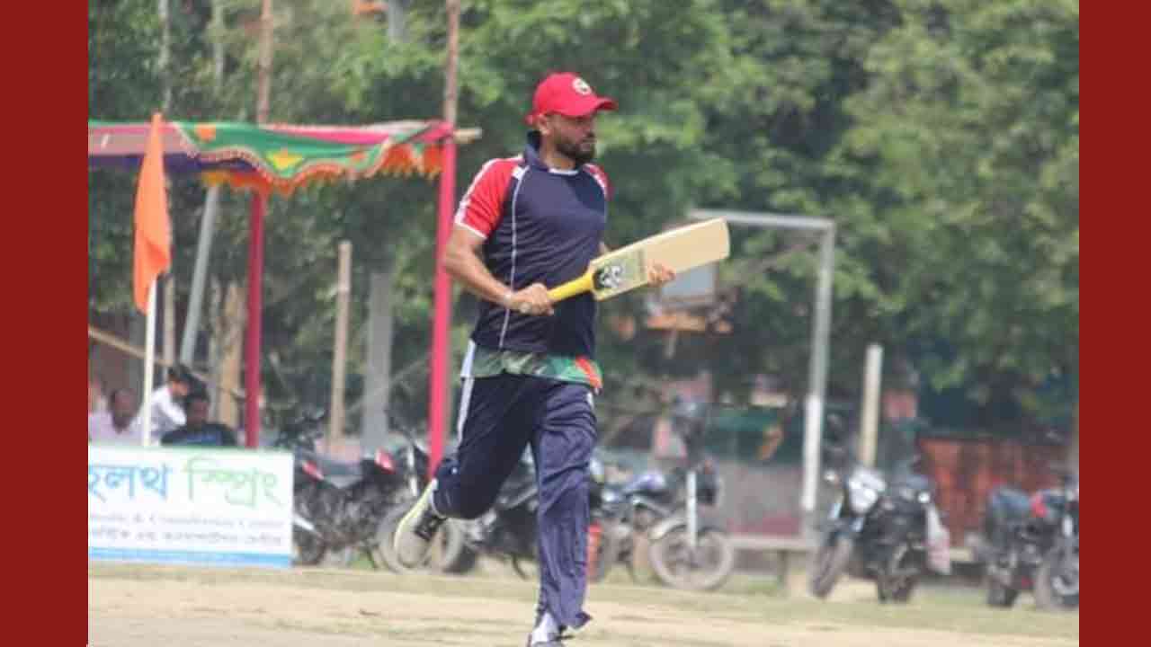নড়াইলে ক্রিকেট খেললেন মাশরাফি বিন মার্তুজা (ছবি-দেশ টিভি)
