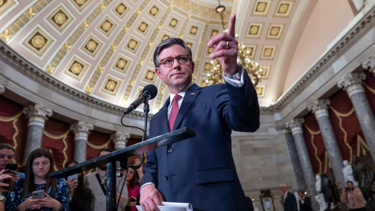 হাউসের স্পিকার মাইক জনসন ১৭ এপ্রিলে ইউক্রেন, ইসরায়েল এবং তাইওয়ানে সহায়তা পাঠানোর তার প্রস্তাব সম্পর্কে সাংবাদিকদের সাথে কথা বলছেন / ছবি: এপি ফটো