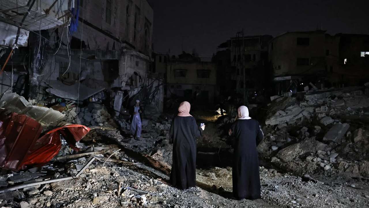 হাসপাতাল প্রাঙ্গণের গণকবরে ৫০ ফিলিস্তিনির দেহাবশেষ উদ্ধার