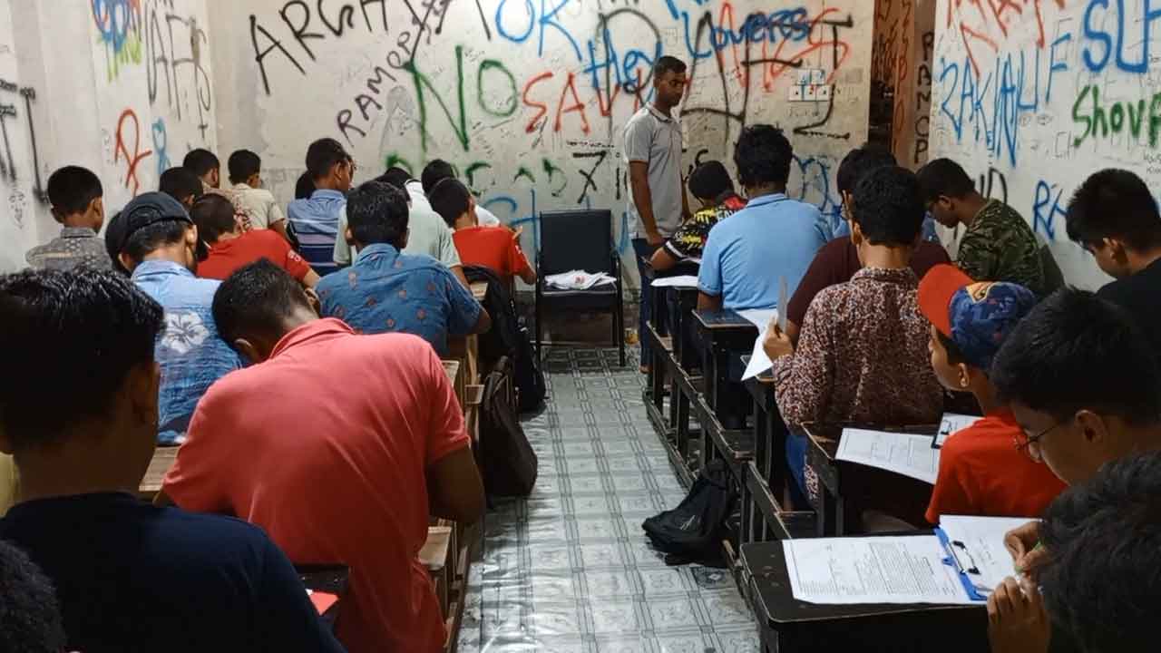 দাবদাহে বন্ধ স্কুল-কলেজ, ময়মনসিংহে ‘রমরমা কোচিং বাণিজ্য’