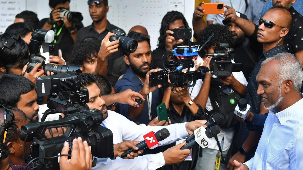 ভূমিধ্বস জয় পেলেন মালদ্বীপের প্রেসিডেন্ট মুইজ্জুর দল / ছবি: দ্য গার্ডিয়ান