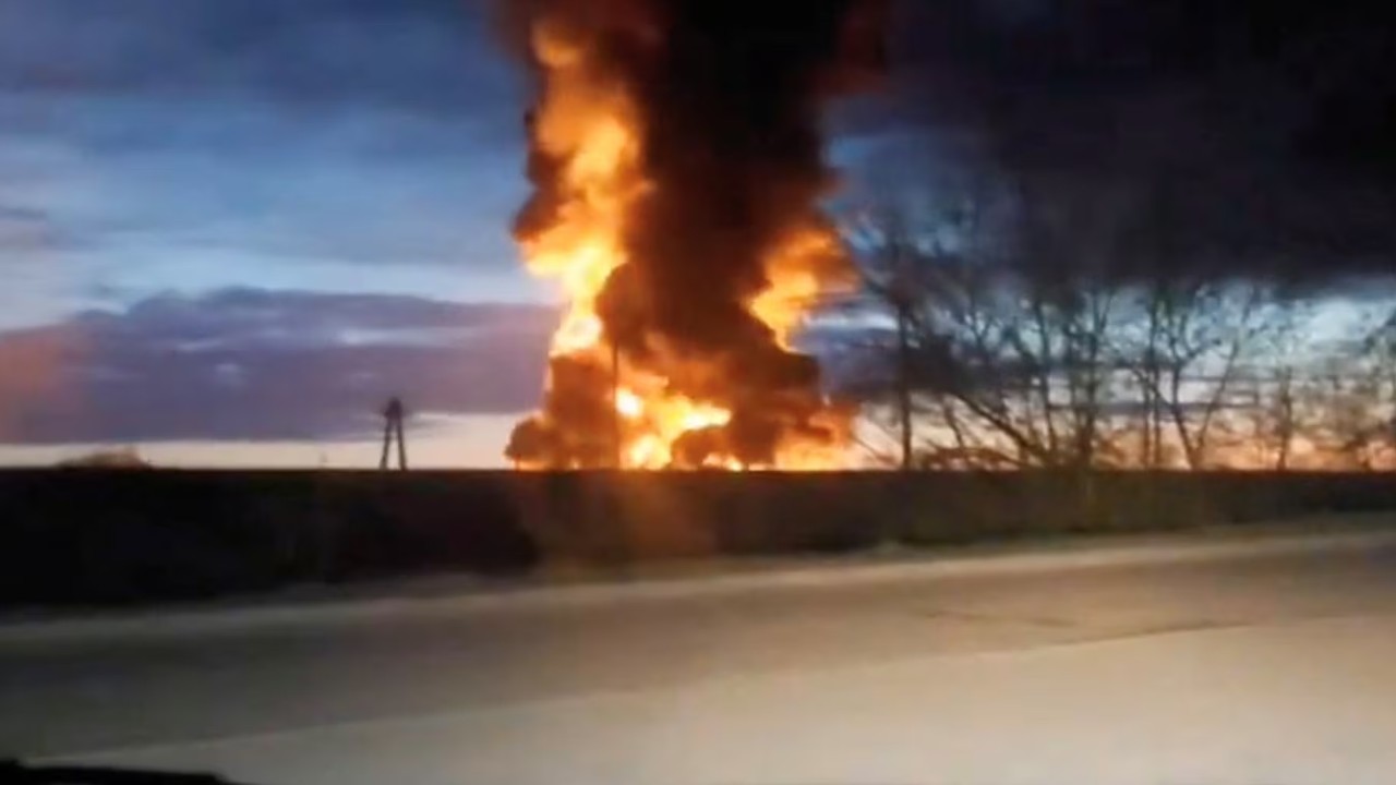 রাশিয়ার লিপেটস্ক অঞ্চলে জ্বালানি স্থাপনায় ইউক্রেনের ড্রোন হামলায় অগ্নিকাণ্ড / ছবি: রয়টার্স