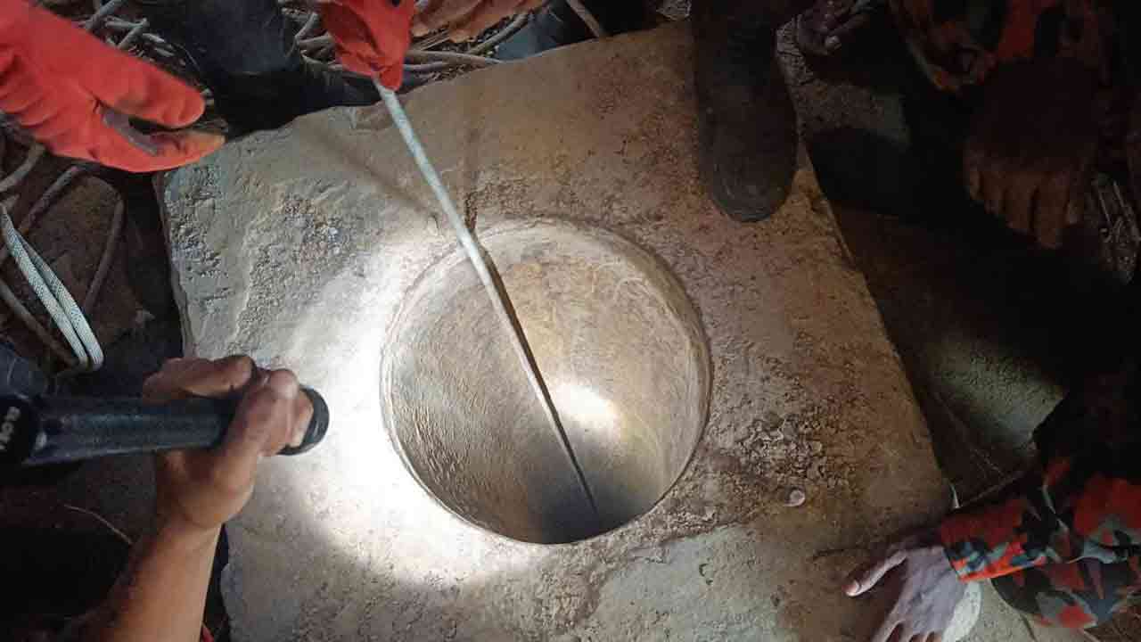 পাঁচ ঘণ্টা পর গভীর নলকূপের গর্ত থেকে যুবকের লাশ উদ্ধার