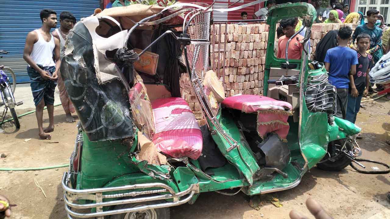 সিএনজিচালিত অটোরিকশাটি