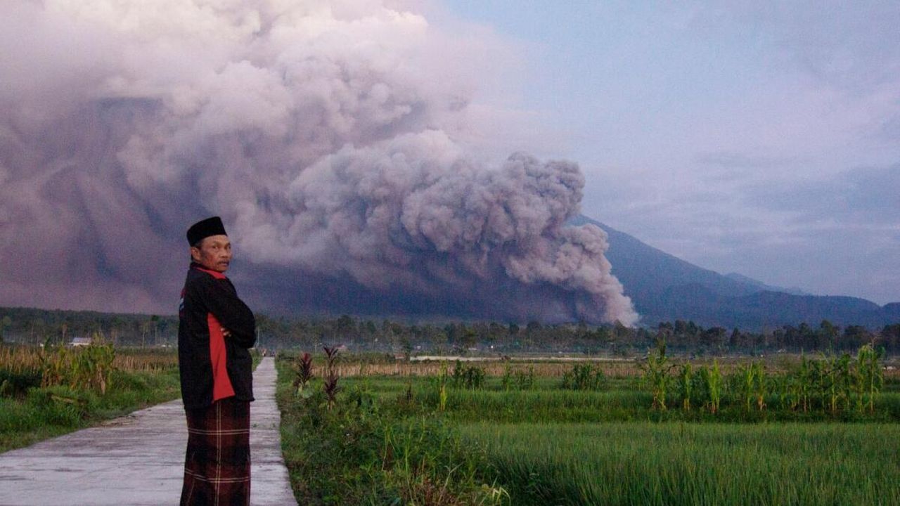 ইন্দোনেশিয়ার মাউন্ট ইবু পর্বতে রোববার বিকট শব্দে বিস্ফোরণে অগ্ন্যুৎপাত ঘটে / ছবি: সংগৃহীত