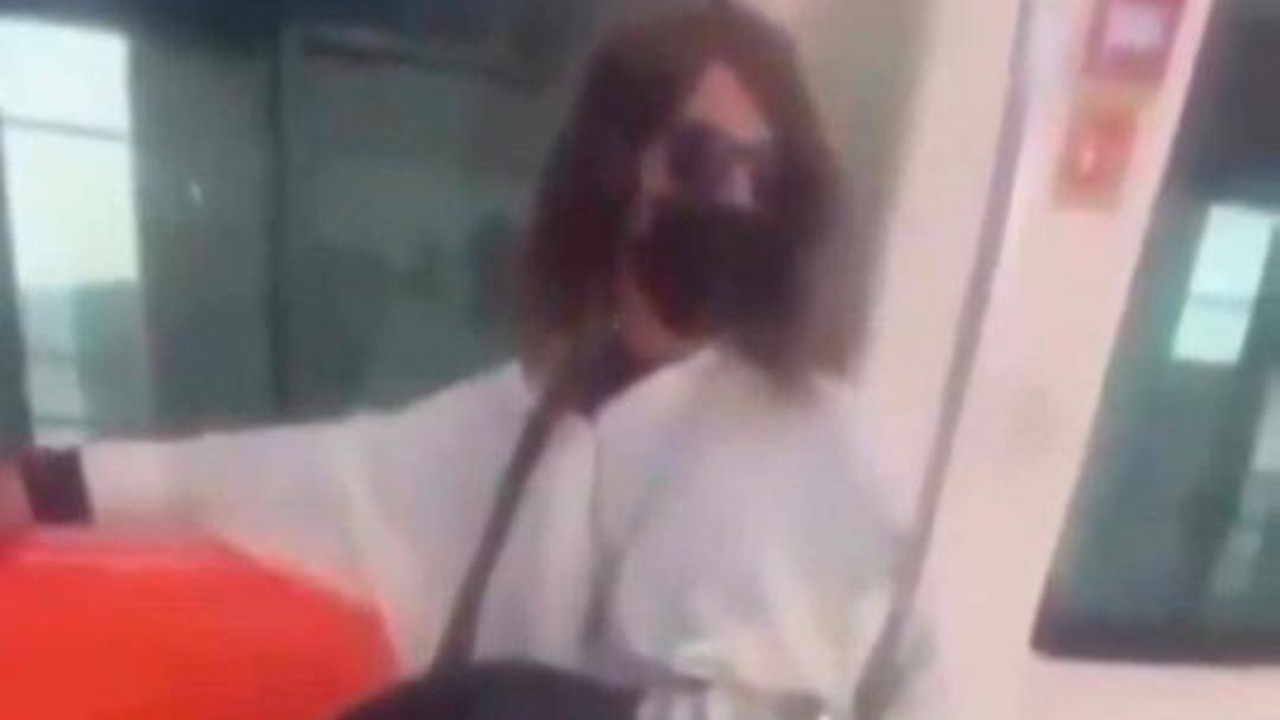 সৌদি নিরাপত্তা কর্তৃপক্ষ ট্রেনে নারীবেশে এক পুরুষকে গ্রেপ্তার করে / ছবি: গালফনিউজ