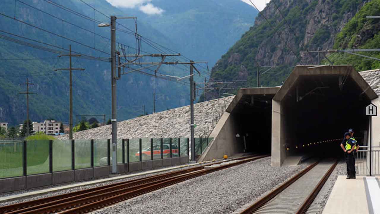 ভূ-পৃষ্ঠ থেকে ২.৩ কি. মি. গভীরে বিশ্বের দীর্ঘতম রেল টানেল